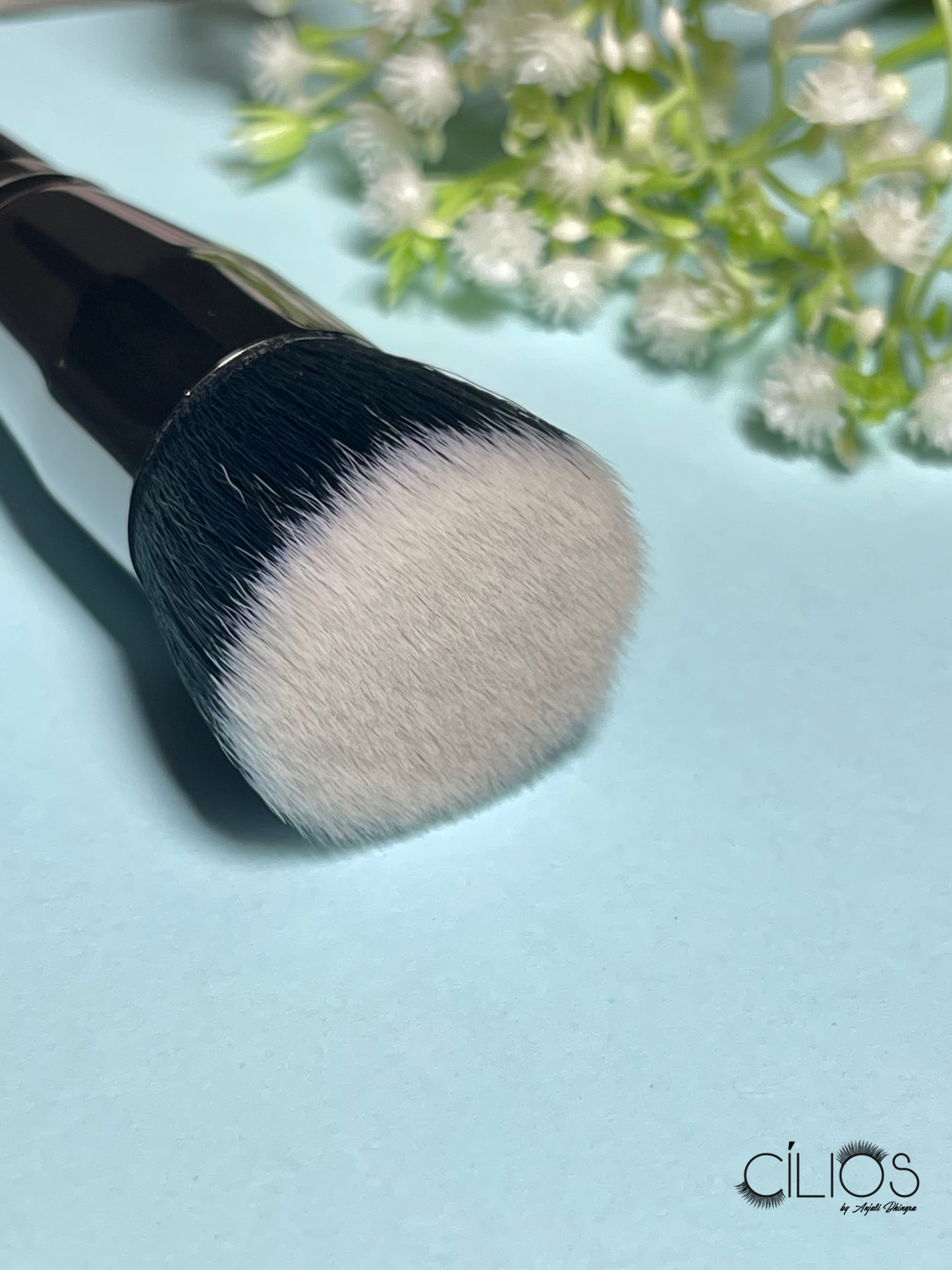 Velva Define – Flat-Top Base Brush